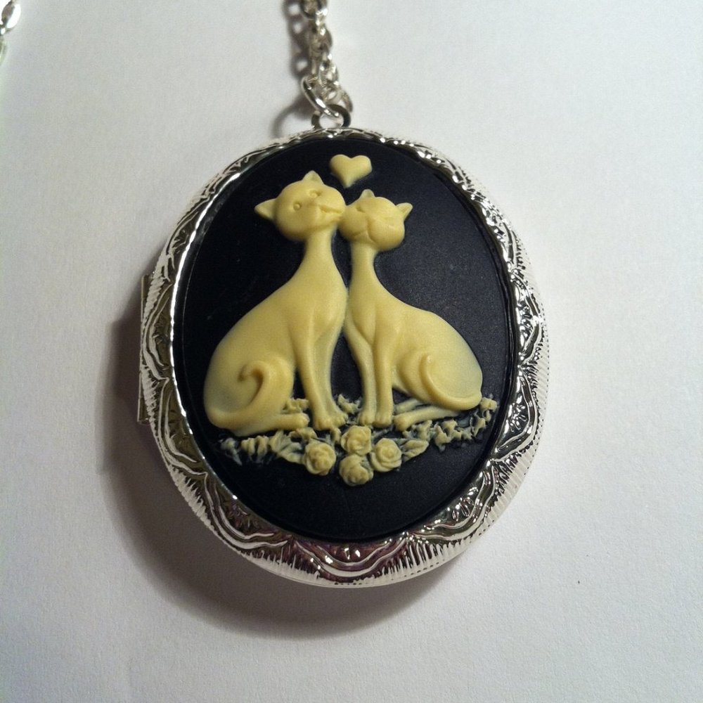 Lover Cats Locket Necklace Retro Kitty Cat Cameo